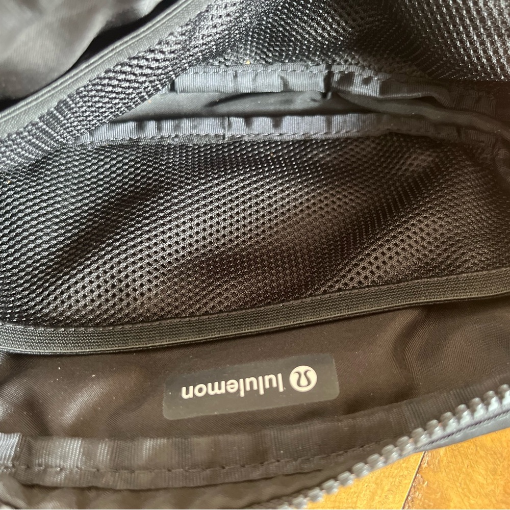 LULULEMON Everywhere Belt Bag 1L
Wordmark - Picture 9 of 12